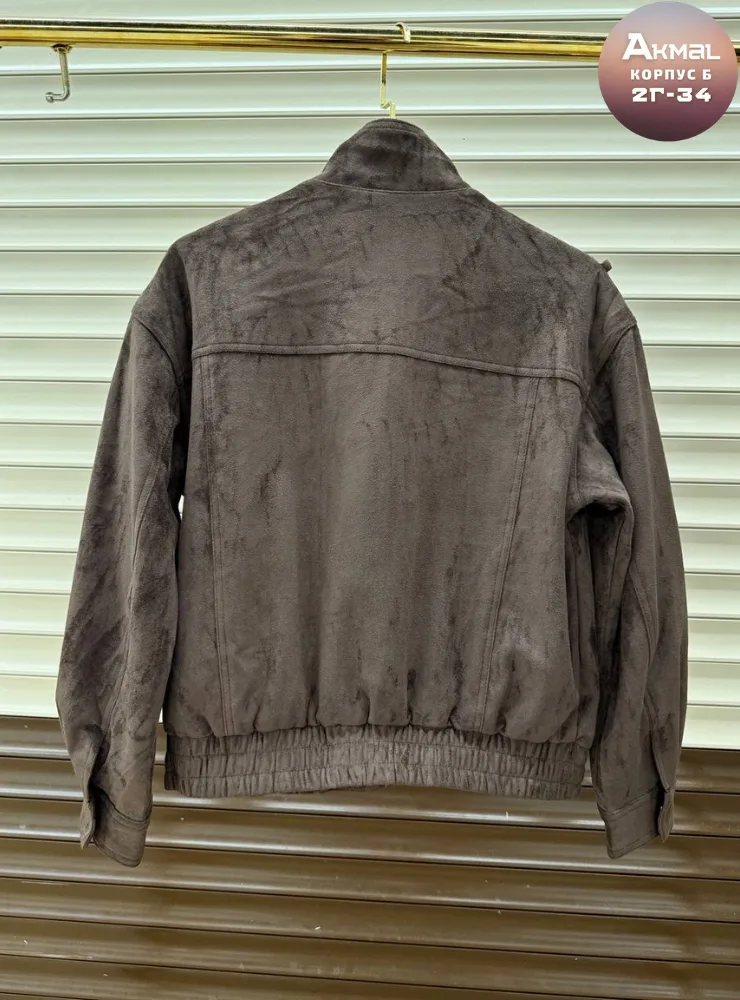 Женские куртки из эко-замши дарят свободу движения, акцентные кокетки выстраивают силуэт, вместительные карманы и надёжн — фото 5