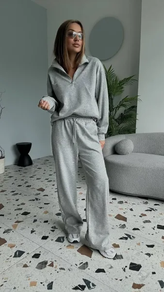 Костюм из хлопка с полу-замком и рваными элементами — фото 1