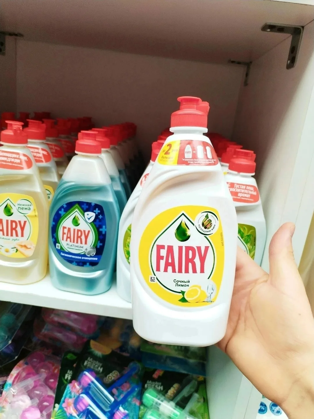 Концентрированная формула Fairy быстро расщепляет жир и обеспечивает идеальную чистоту посуды, в то же время не провоцир — фото 1
