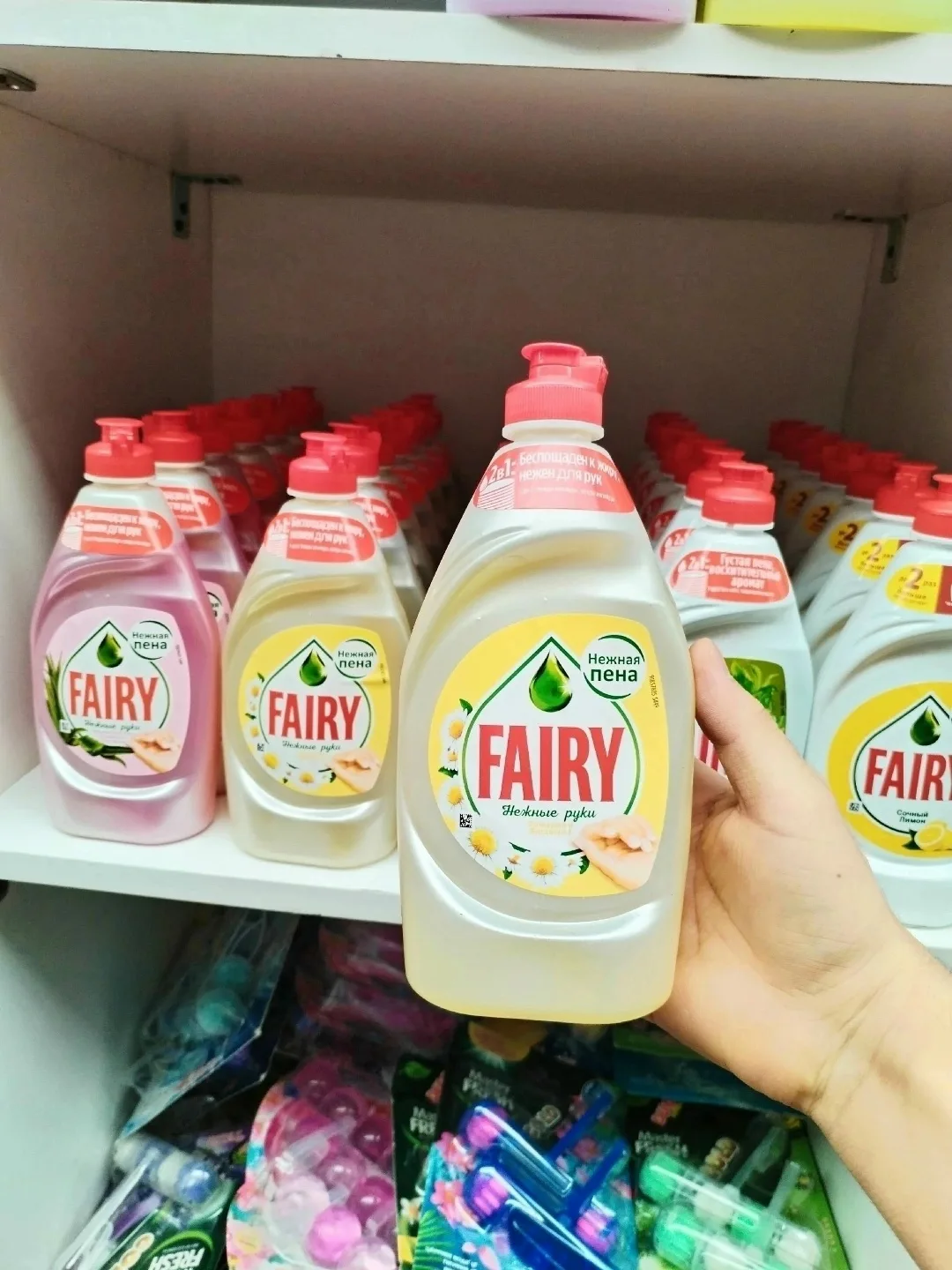 Концентрированная формула Fairy быстро расщепляет жир и обеспечивает идеальную чистоту посуды, в то же время не провоцир — фото 14