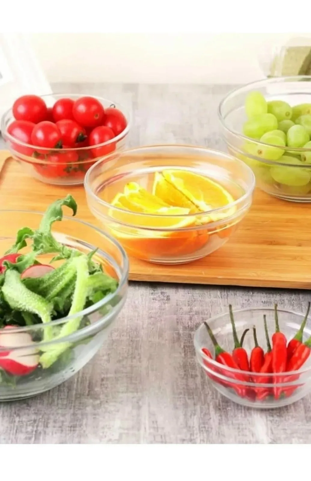 Стеклянные салатники круглой формы с крышками подходят для хранения продуктов — фото 4