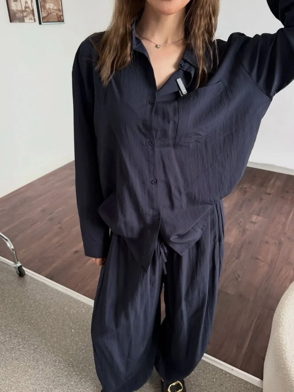 Легкий льняной костюм с oversize-рубашкой и свободными брюками — фото 1