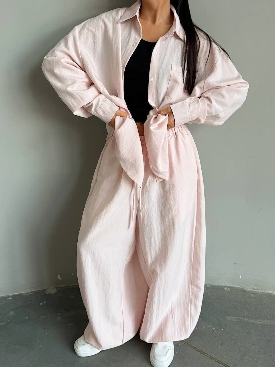 Легкий льняной костюм с oversize-рубашкой и свободными брюками — фото 2
