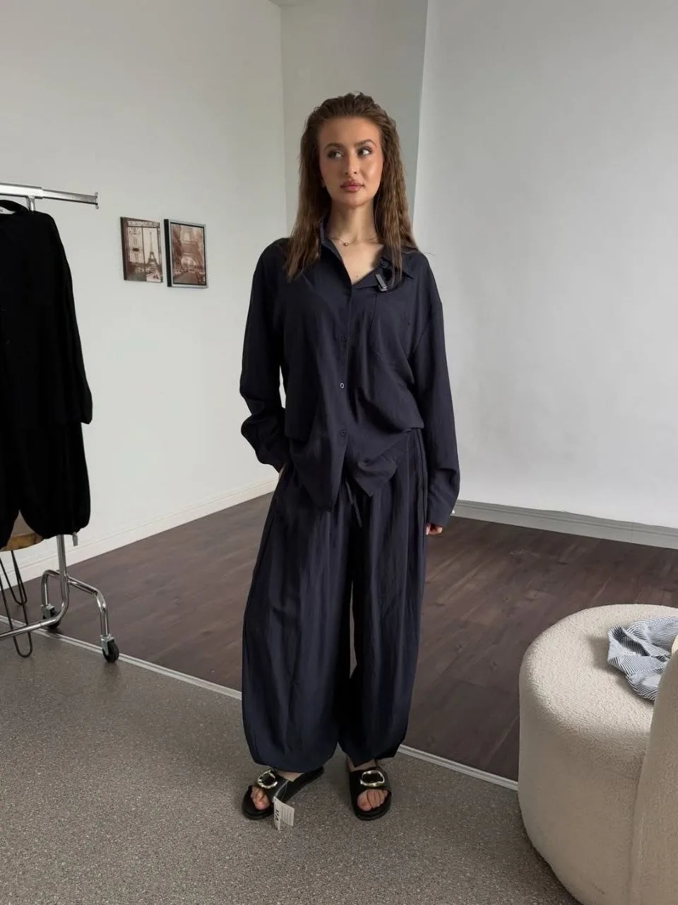 Легкий льняной костюм с oversize-рубашкой и свободными брюками — фото 5