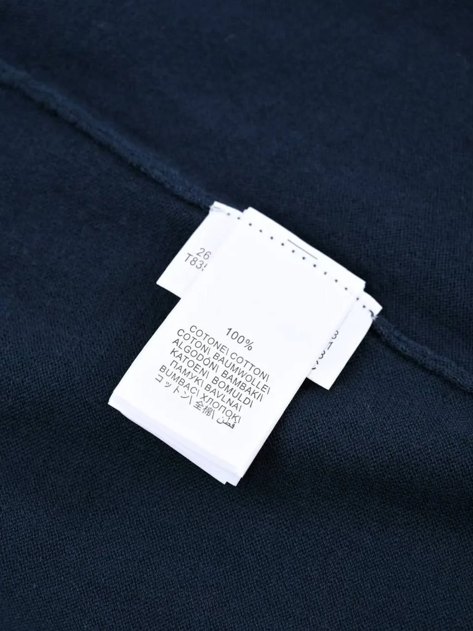 Футболка вязаная Loro Piana с бордовой вышивкой — фото 3