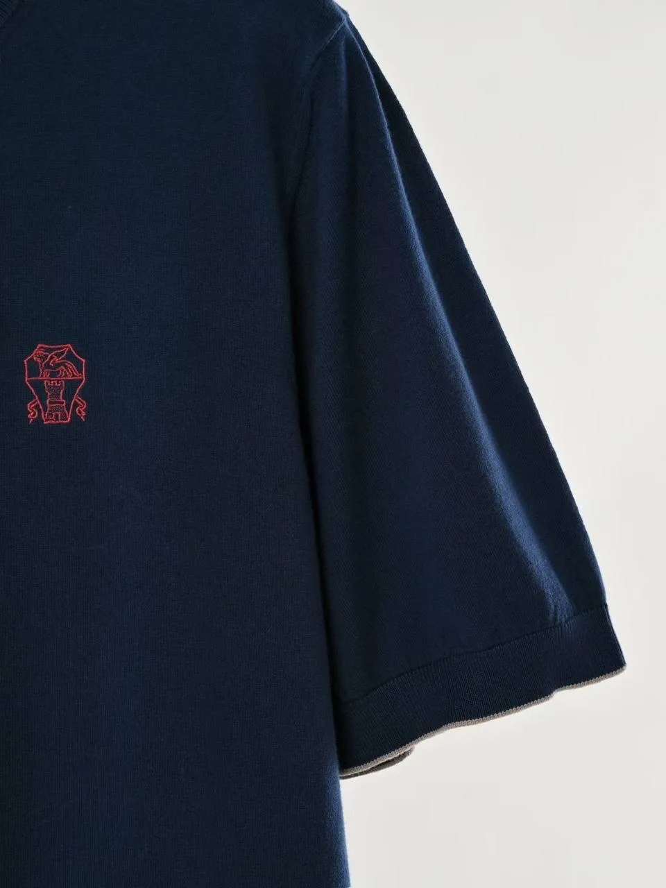 Футболка вязаная Loro Piana с бордовой вышивкой — фото 8