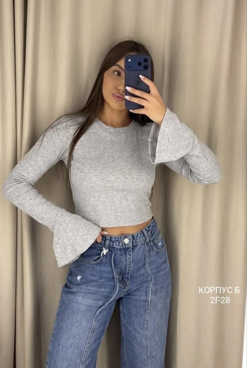 Лёгкие кофточки на каждый день с расклешёнными руками, которые делают образ интереснее — фото 8