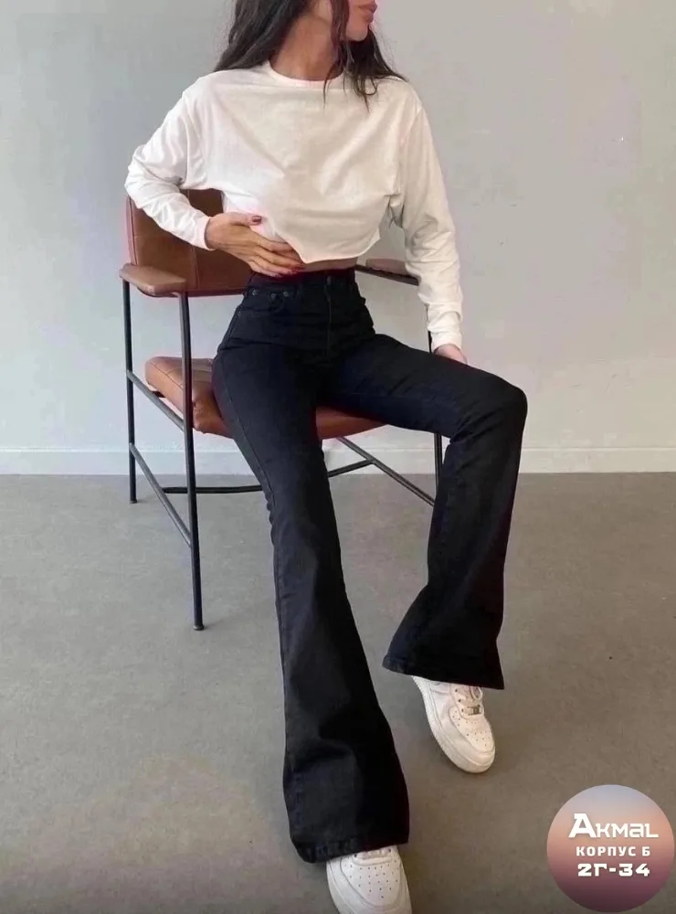 Чёрный клёш джинсы с клешем от колена гармония классики и современности, подчёркивает фигуру и придаёт образу элегантнос — фото 1