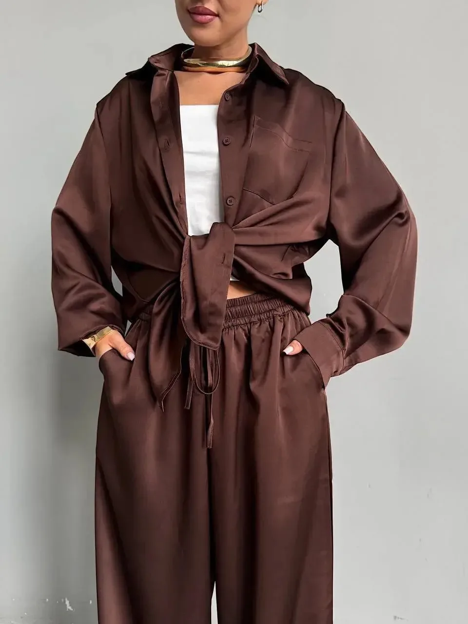 Легкий шелковый костюм с рубашкой oversize и свободными — фото 3