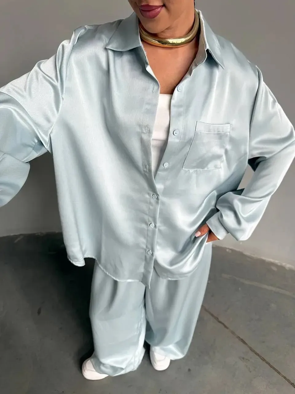Легкий шелковый костюм с рубашкой oversize и свободными — фото 4