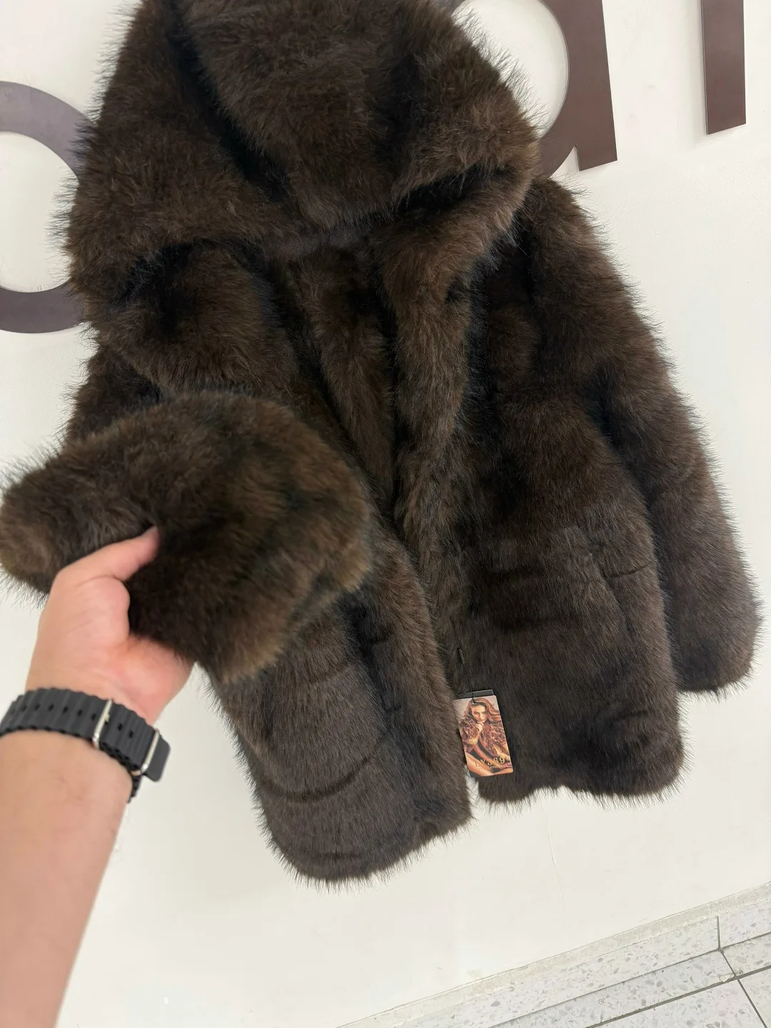 Шуба экомех укороченная С поясом и капюшоном полушубок - это идеальное сочетание стиля и тепла для демисезона и зимы — фото 3