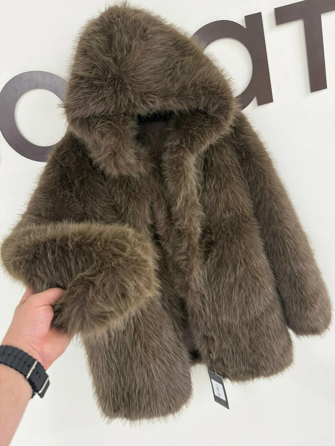 Шуба экомех укороченная С поясом и капюшоном полушубок - это идеальное сочетание стиля и тепла для демисезона и зимы — фото 6