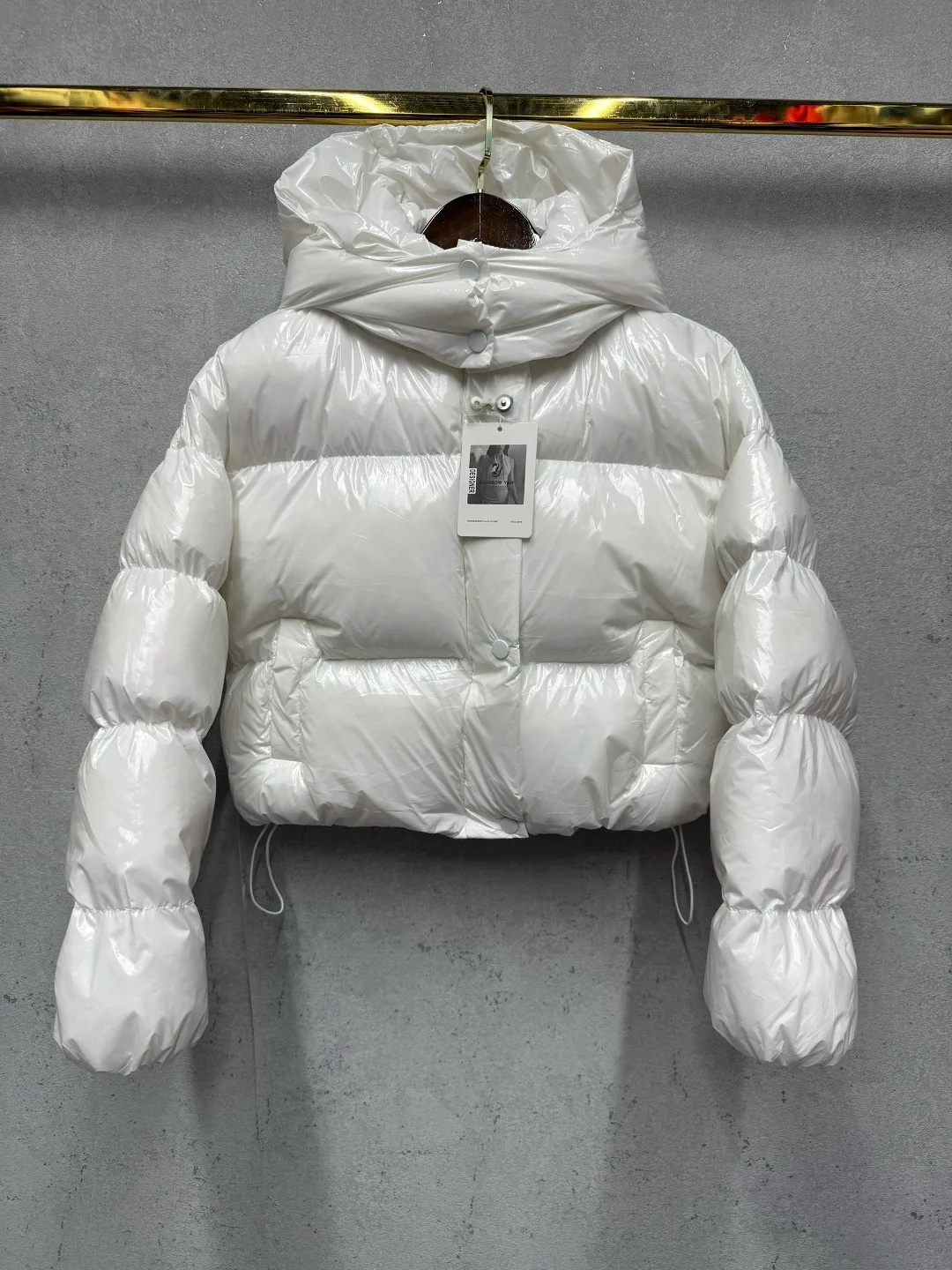 Укороченная лакированная куртка со съемным капюшоном — фото 8