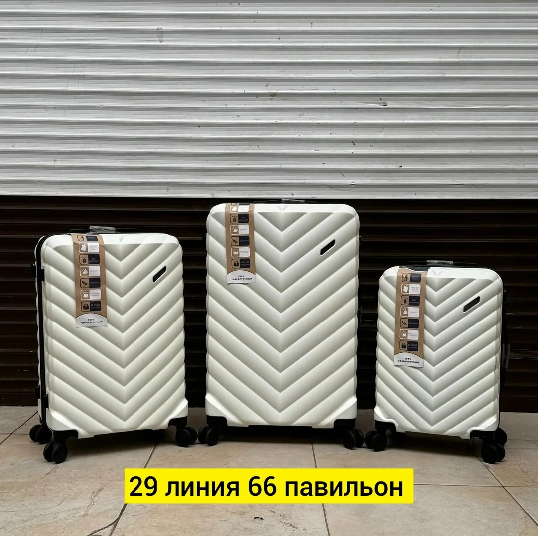 Набор из трёх чемоданов на 4 колёсах из прочного поликарбоната — фото 75