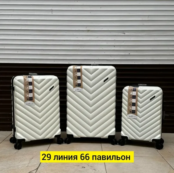 Набор из трёх чемоданов на 4 колёсах из прочного поликарбоната — фото 75