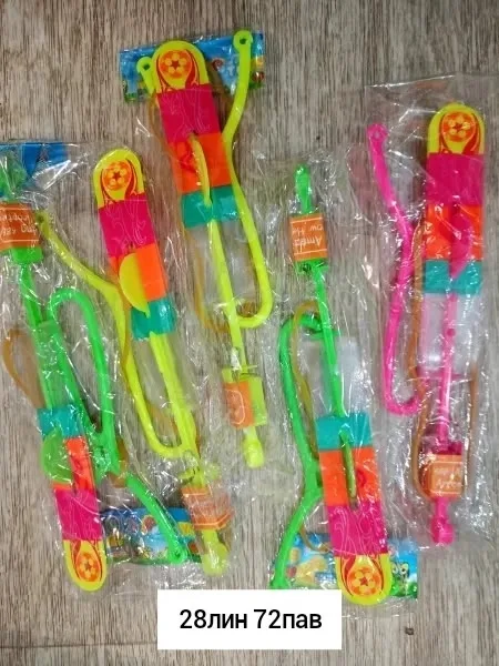 Игрушка из пластика в форме вертолета с двумя светящимися диодами — фото 1