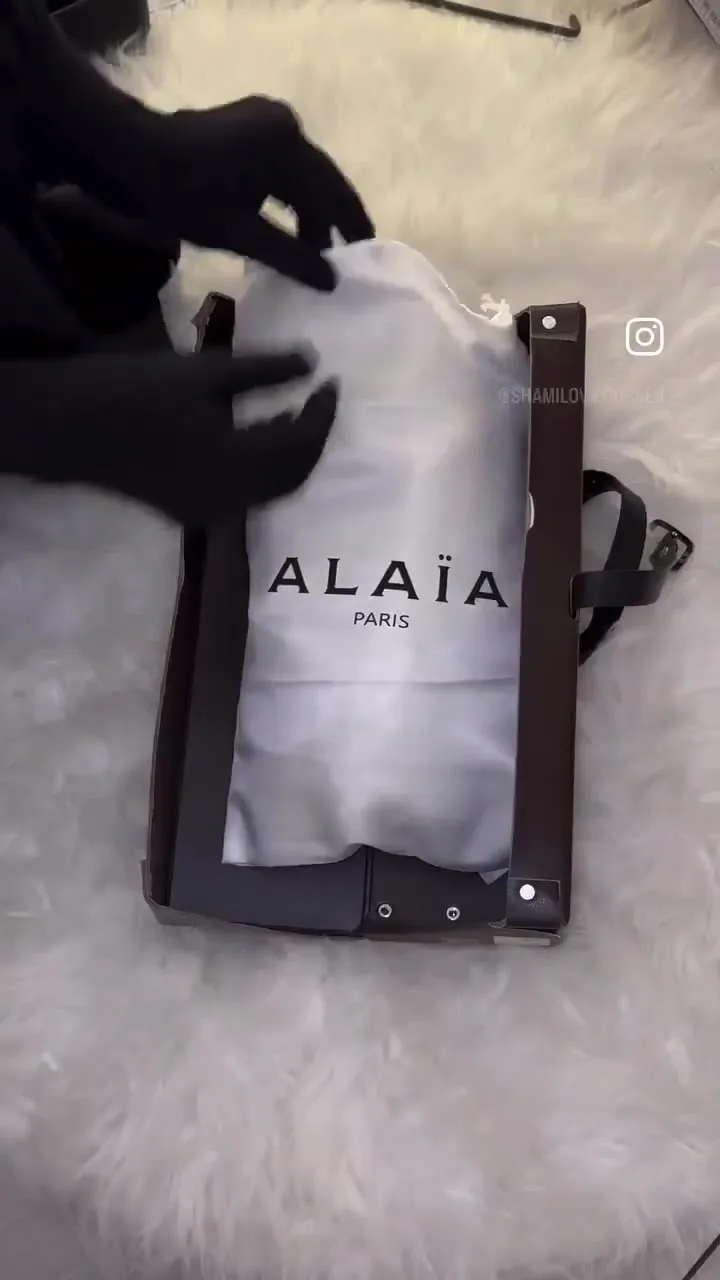 Балетки Alaïa из чёрного люрекса с плетёной фактурой — видео