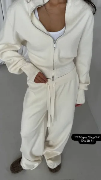 Однотонный костюм из трикотажа с вязкой текстурой — фото 44