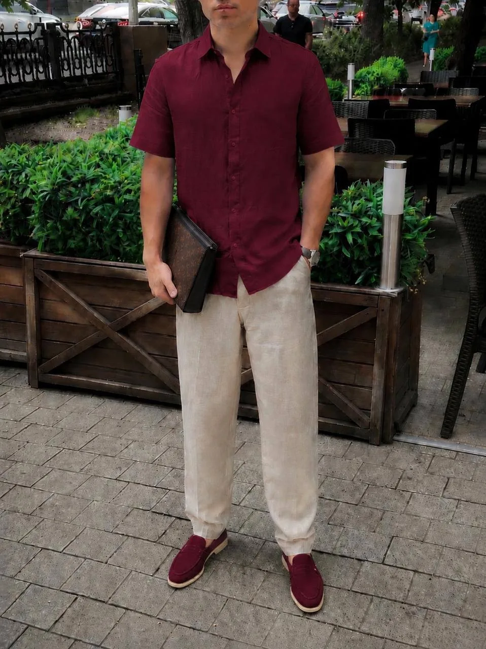 Льняной костюм в стиле smart casual Рубашка и светлые свободные брюки создают элегантный, легкий и современный образ — фото 2
