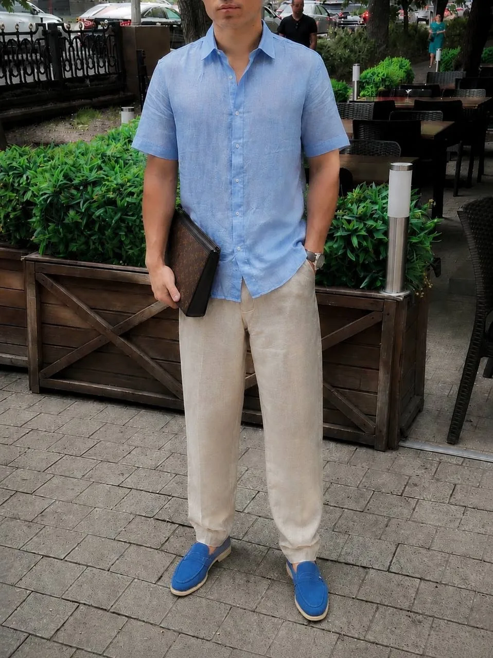 Льняной костюм в стиле smart casual Рубашка и светлые свободные брюки создают элегантный, легкий и современный образ — фото 4