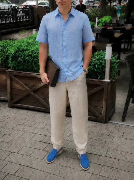 Льняной костюм в стиле smart casual Рубашка и светлые свободные брюки создают элегантный, легкий и современный образ — фото 4