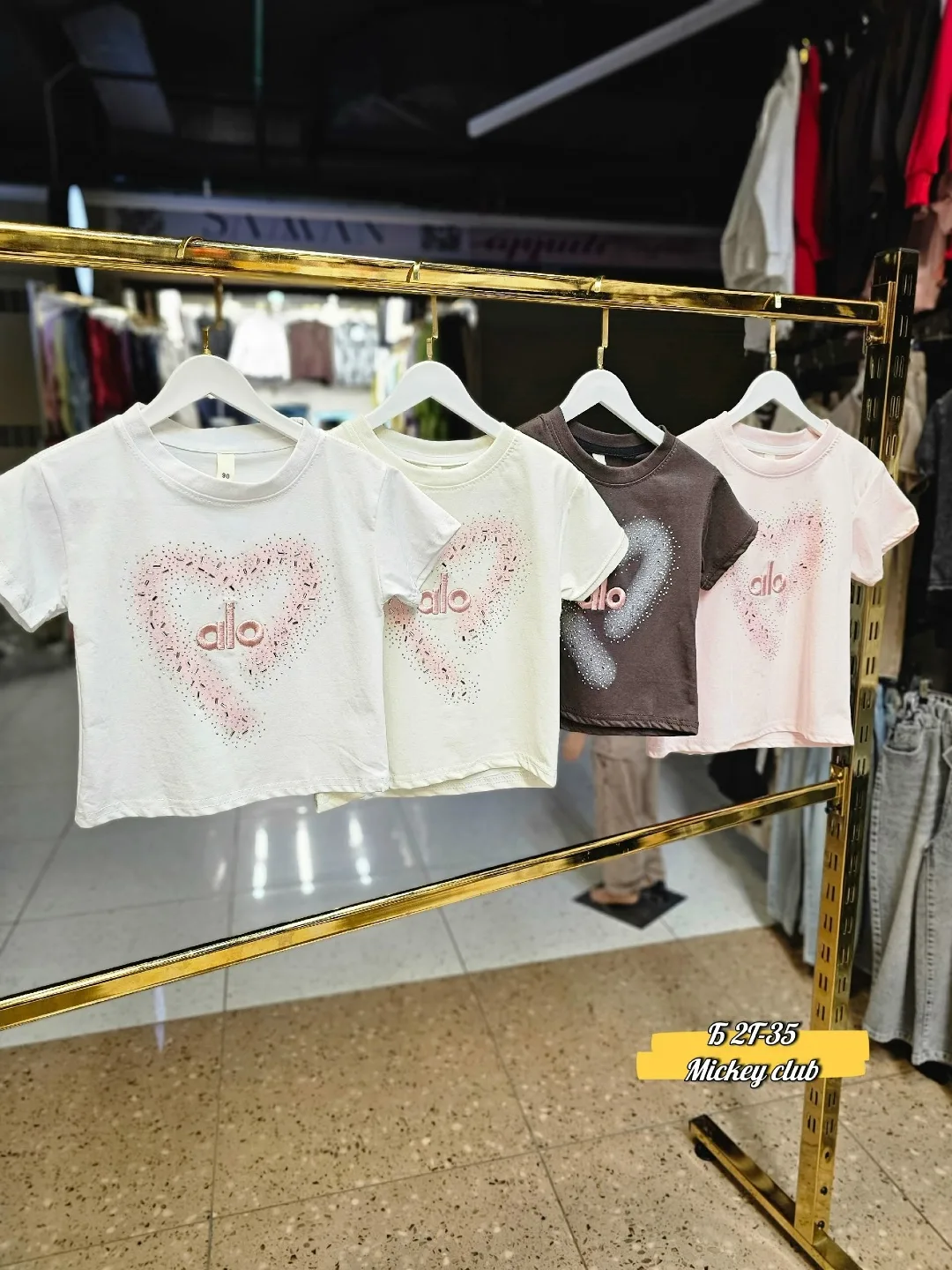 Нежная и стильная детская футболка с декором из сияющих камушков — фото 4