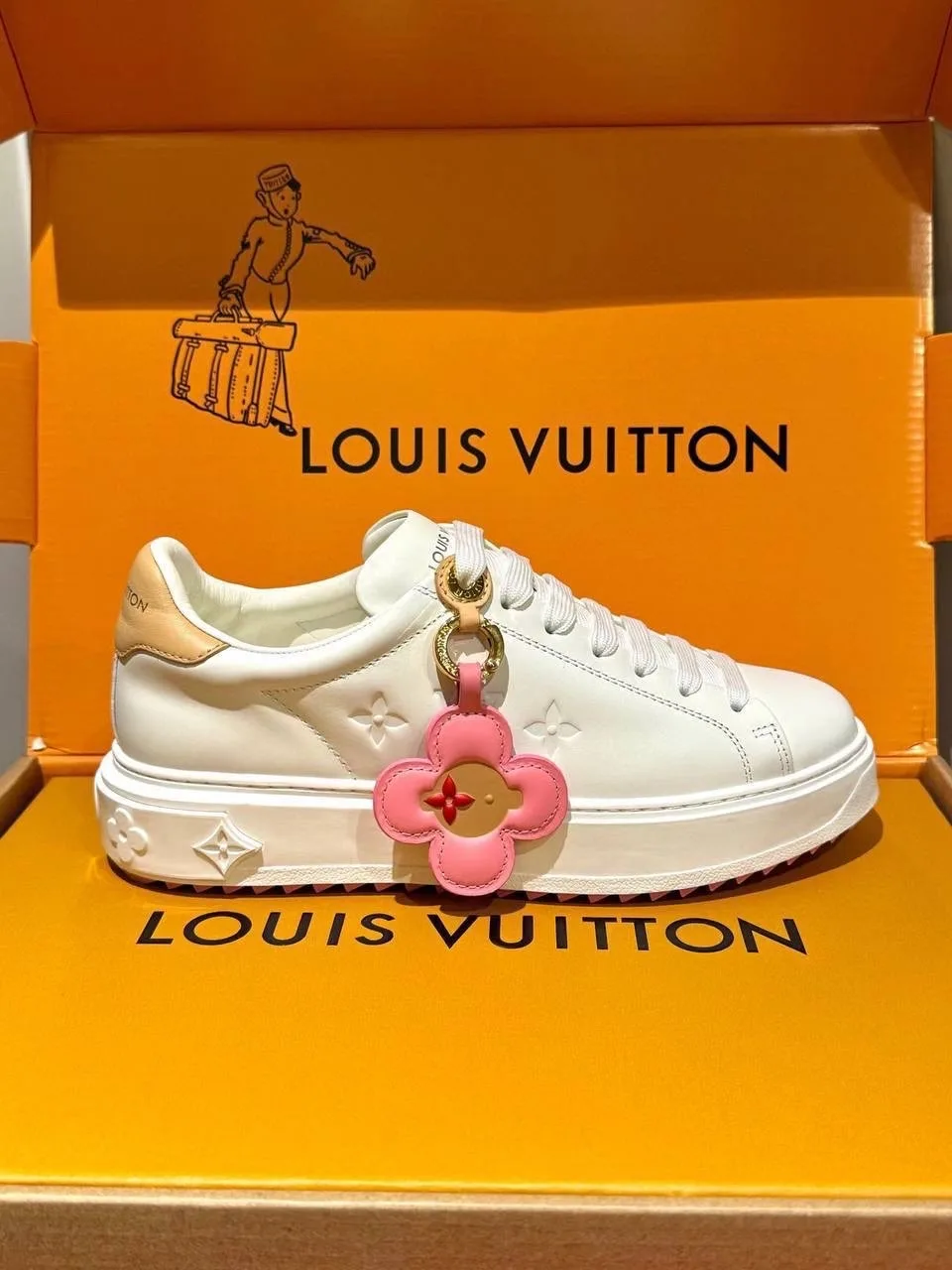 Белые кроссовки из натуральной кожи с монограммовым узором — фото 4