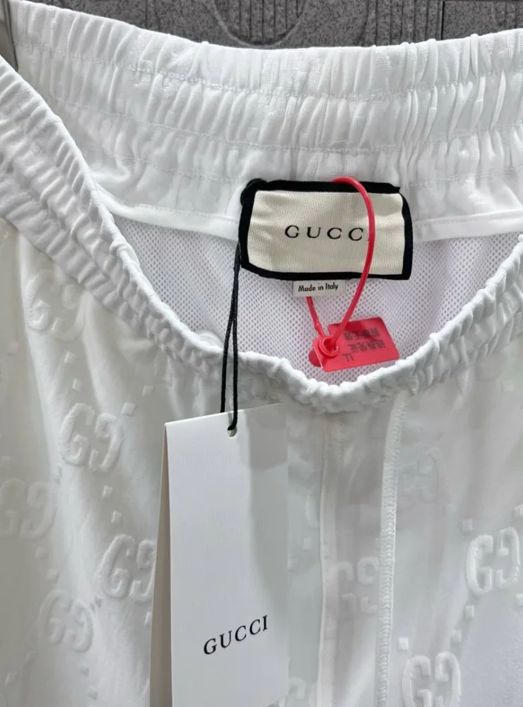 Белые Gucci тот случай, когда шорты выглядят собранно даже тогда, когда твой план на день звучит как море, кофе, ничего — фото 4