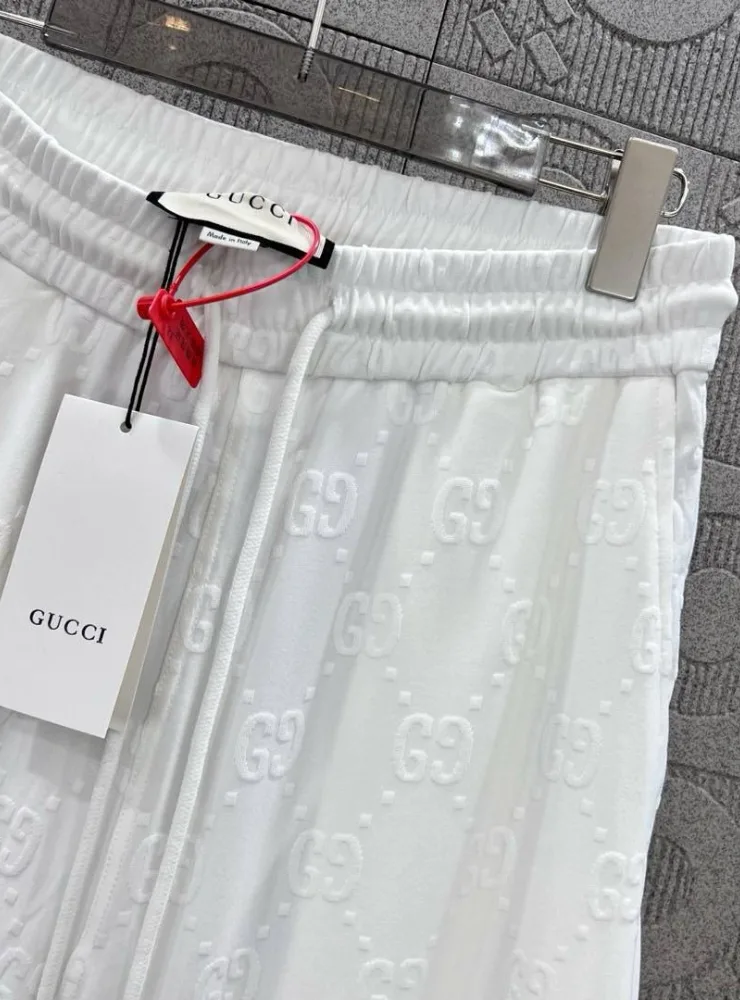 Белые Gucci тот случай, когда шорты выглядят собранно даже тогда, когда твой план на день звучит как море, кофе, ничего — фото 5