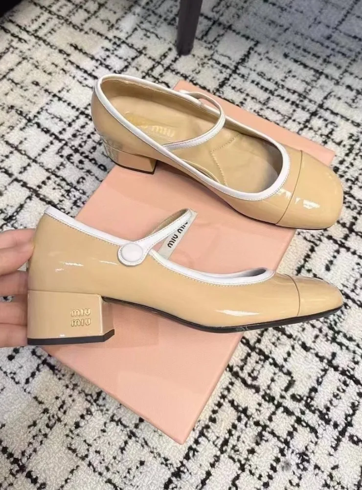 Бежевые лаковые лодочки Miu с золотыми акцентами — фото 1