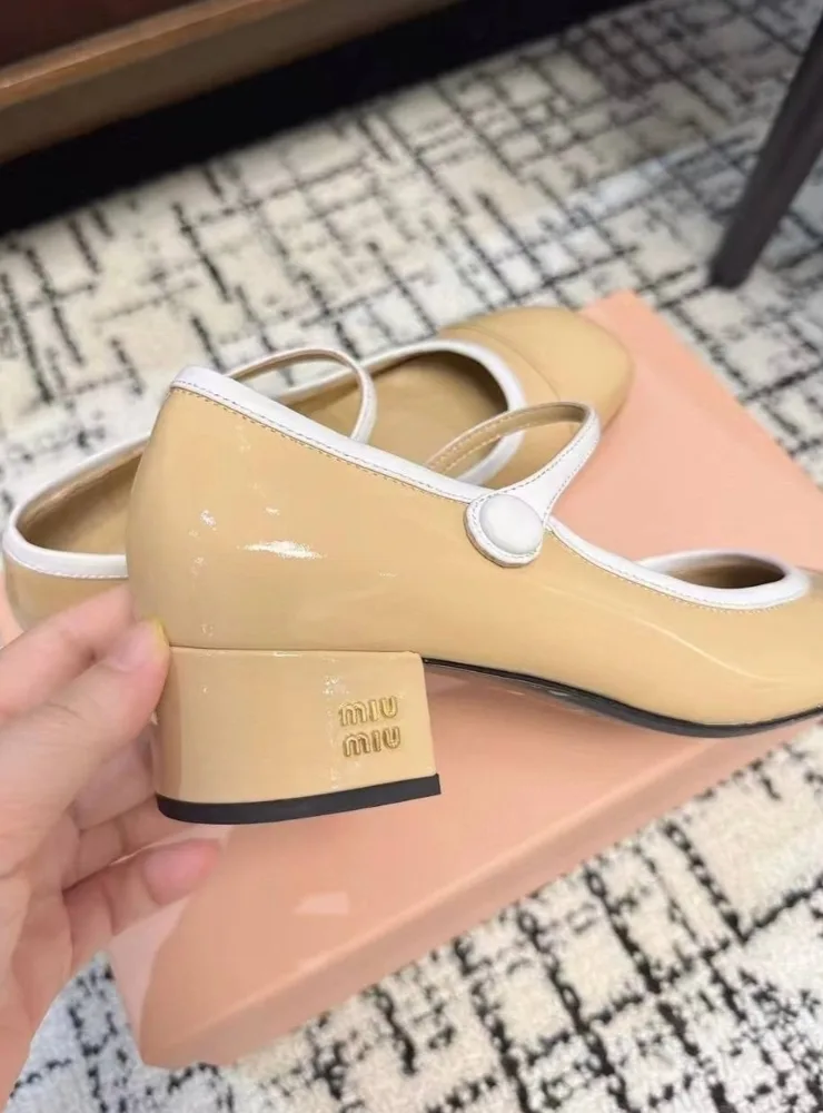 Бежевые лаковые лодочки Miu с золотыми акцентами — фото 3