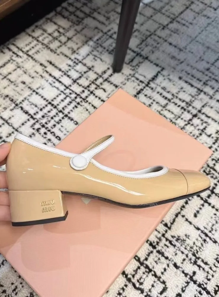 Бежевые лаковые лодочки Miu с золотыми акцентами — фото 4