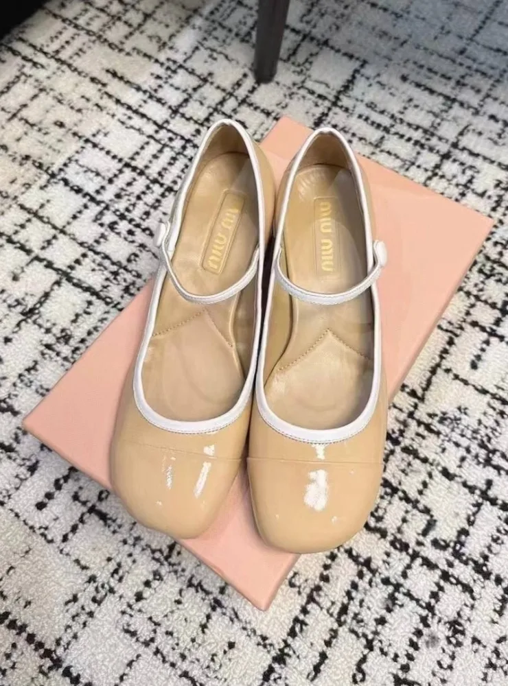 Бежевые лаковые лодочки Miu с золотыми акцентами — фото 5