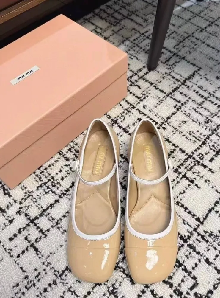 Бежевые лаковые лодочки Miu с золотыми акцентами — фото 7