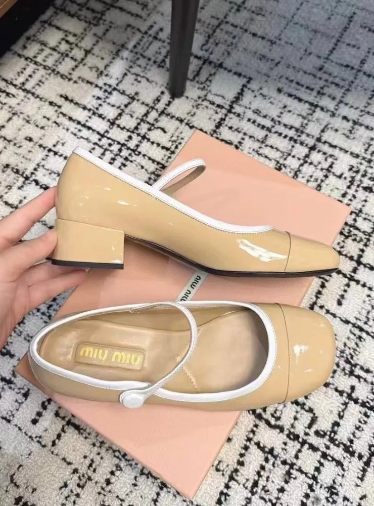 Бежевые лаковые лодочки Miu с золотыми акцентами — фото 8