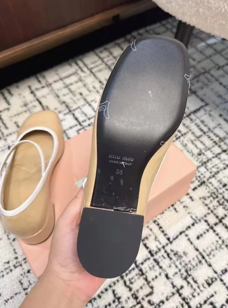 Бежевые лаковые лодочки Miu с золотыми акцентами — фото 9