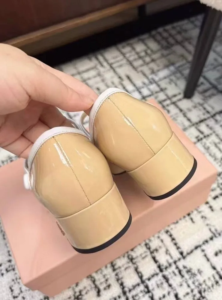 Бежевые лаковые лодочки Miu с золотыми акцентами — фото 10