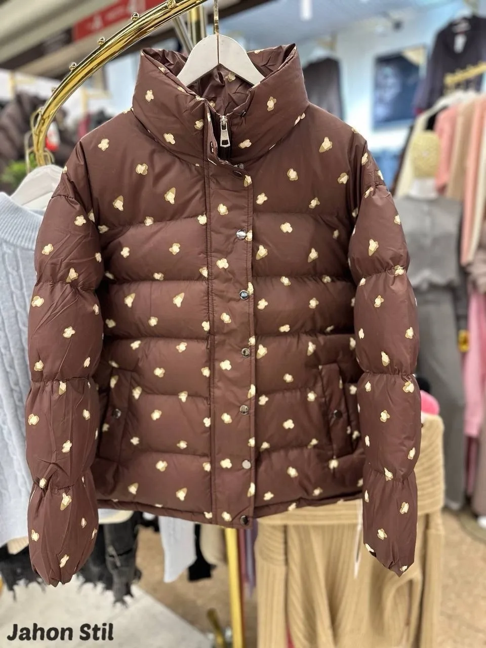 Женская пуховик с высоким воротом — фото 8