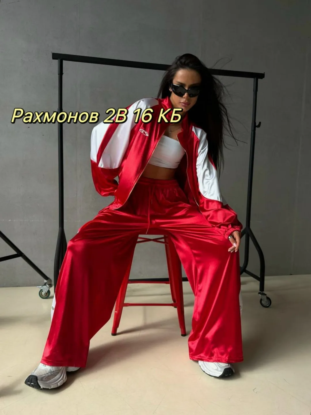 Блестящий костюм из атласа — фото 2