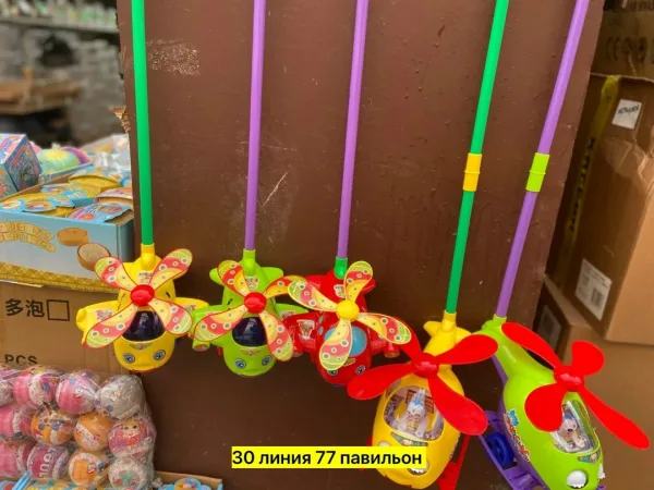 Игрушка-каталка в форме вертолёта из пластика — фото 11