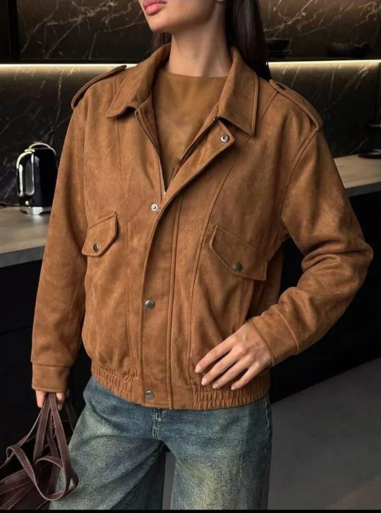 Лёгкий бомбер из эластичного материала спандекс — фото 8