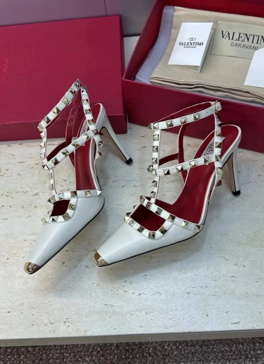 Ботинки женские Valentino Rockstud Kidskin Pumps Каталог нашей — фото 2