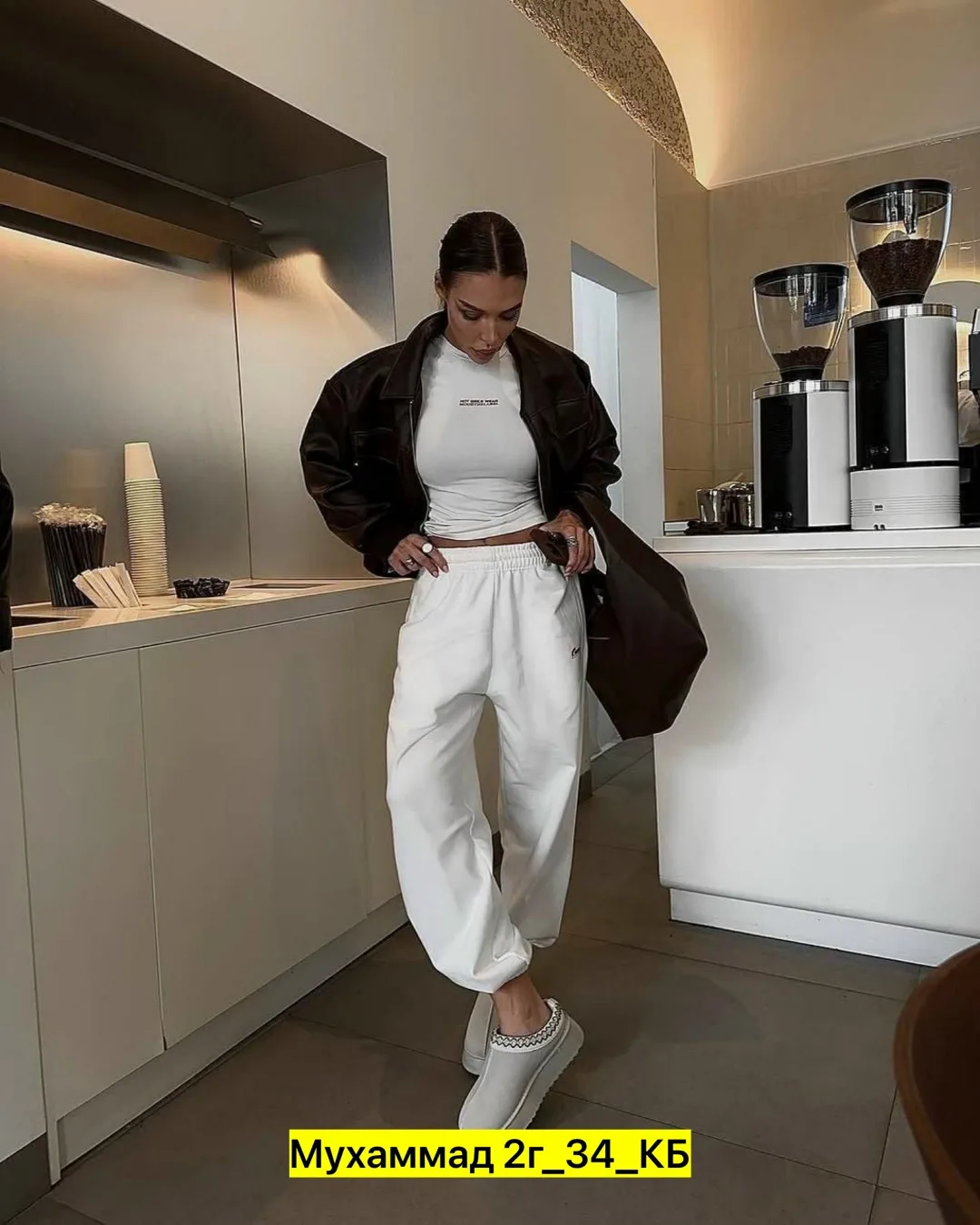 Костюм из двухнитки с элементами джоггеров и футболки — фото 11