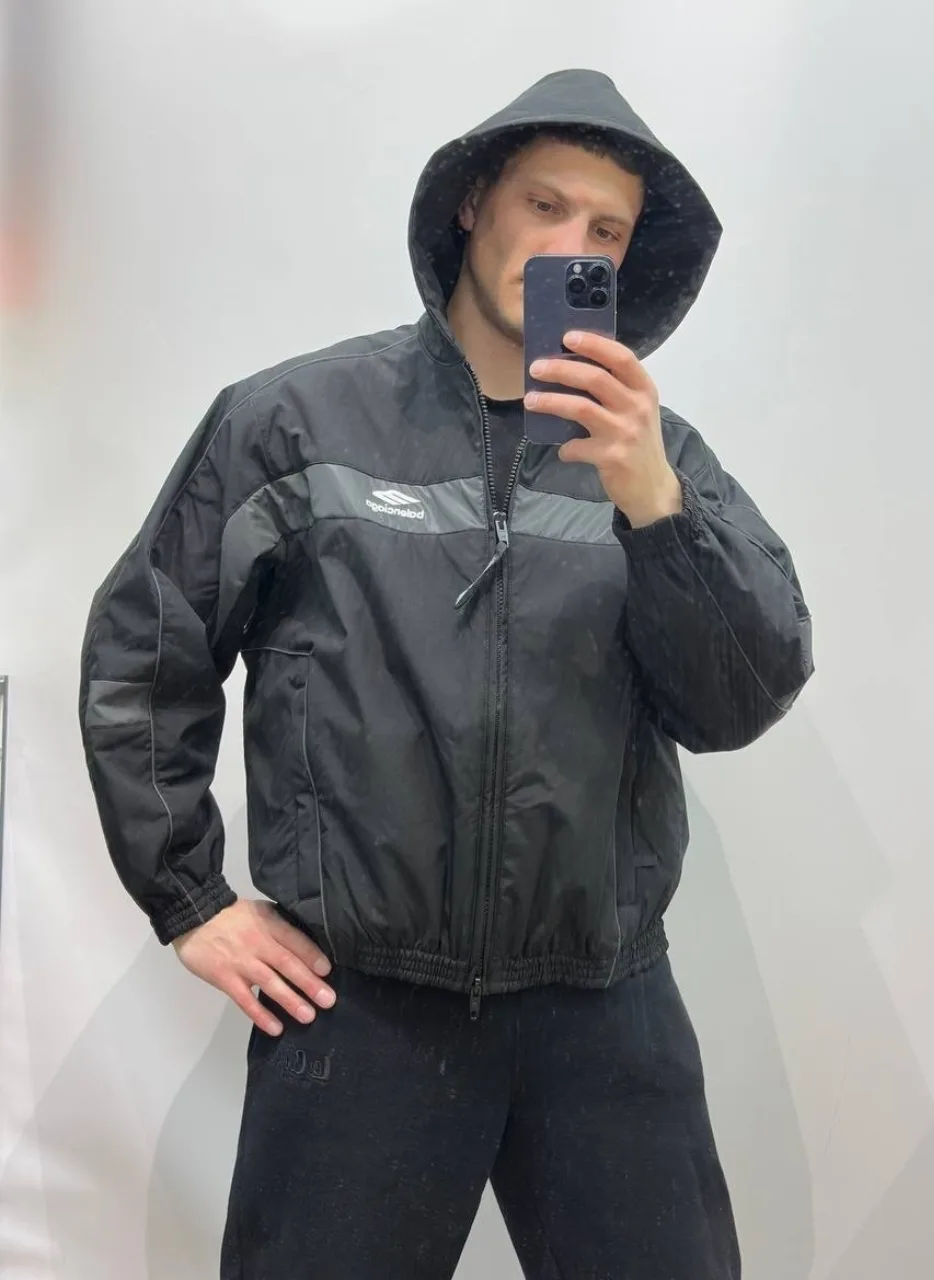 Мужская ветровка BALENCIAGA из прочной ткани Ripstop с матовым черным — фото 1