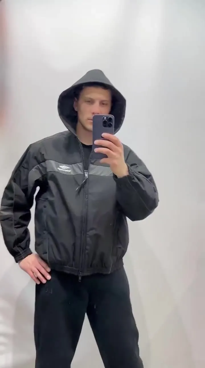 Мужская ветровка BALENCIAGA из прочной ткани Ripstop с матовым черным — видео