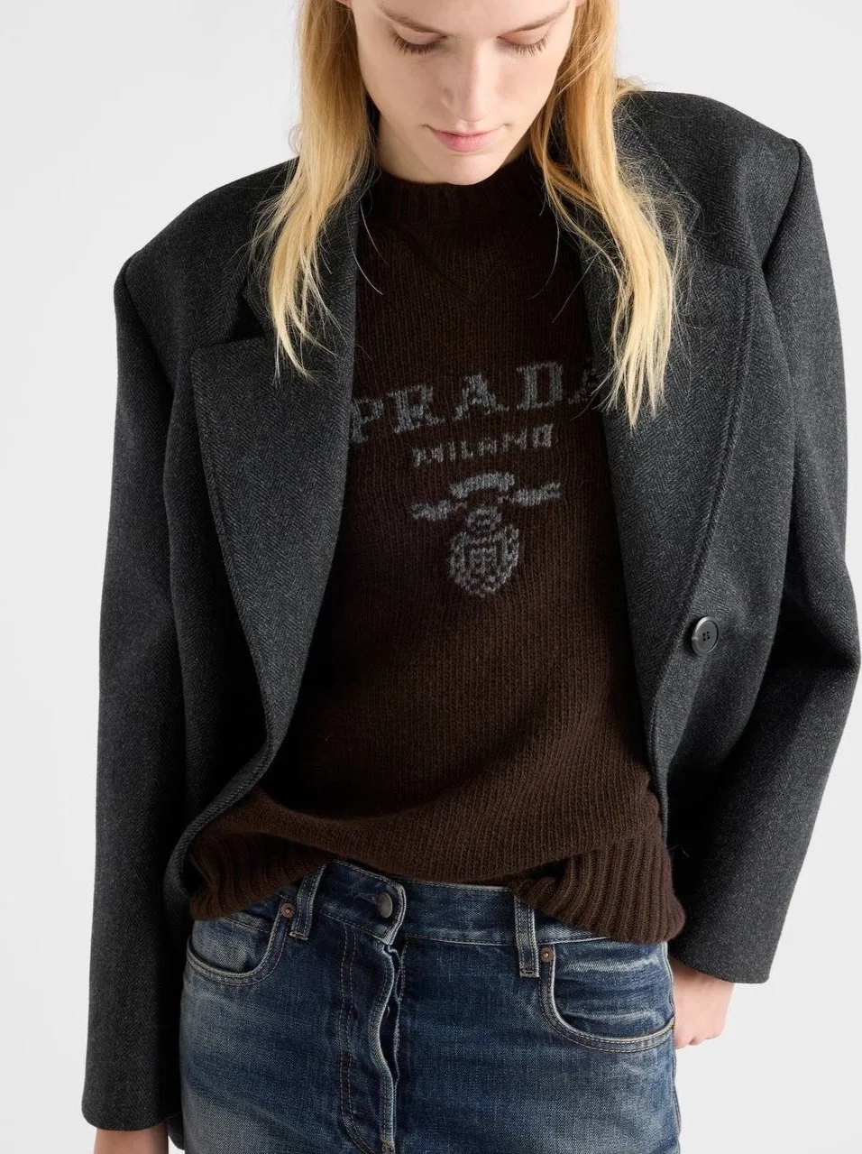 Именно такие вещи хорошо работают в реальной жизни утром с денимом и кроссовками, вечером с прямыми брюками и более собр — фото 1