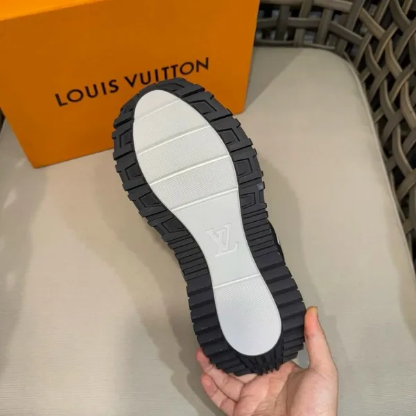 Louis Vuitton Run Away Maxi мужские кроссовки на каждый день — фото 9