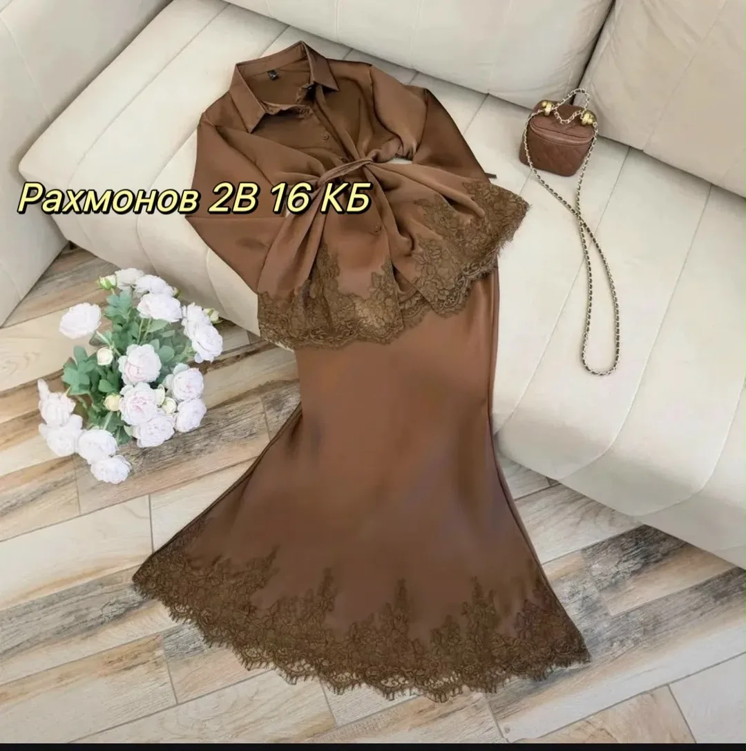 Женский костюм из мягкого атласного материала — фото 3
