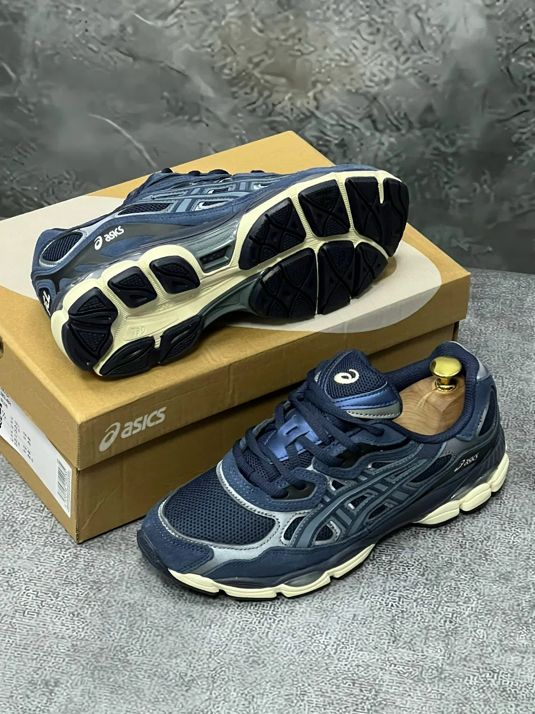 Кроссовки Asics из натуральной замши — фото 9