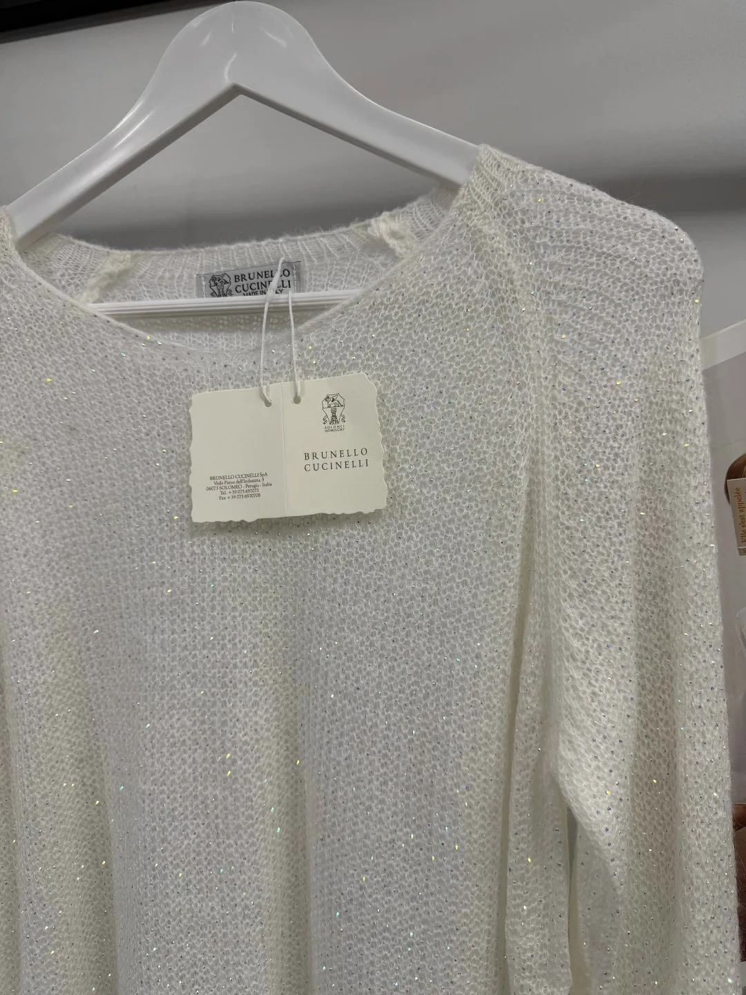 Прекрасная блестящая кофта с роскошным вырезом — фото 2